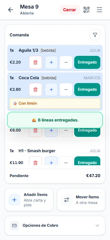 El camarero marca entregado desde la mesa